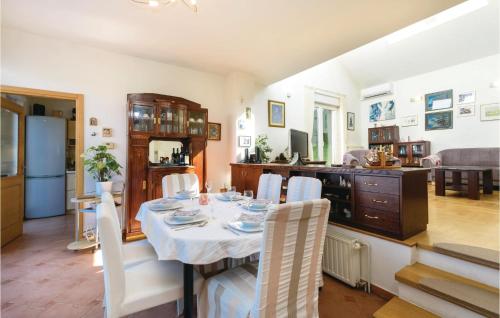 Posedenie v ubytovaní Three-Bedroom Holiday Home In Starjak