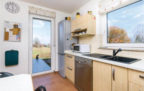 Η κουζίνα ή μικρή κουζίνα στο Three-Bedroom Holiday Home In Starjak