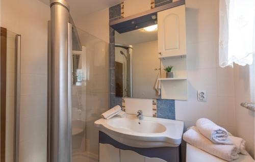 Kúpeľňa v ubytovaní Stunning Apartment In Makarska With Wifi