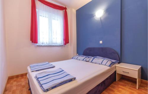Rúm í herbergi á Stunning Apartment In Makarska With Wifi