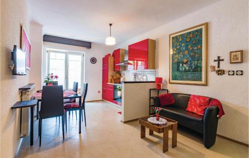 ノヴィグラード・イストラにあるLovely Apartment In Novigrad With Wifiのソファとテーブルのあるリビングルームとキッチン