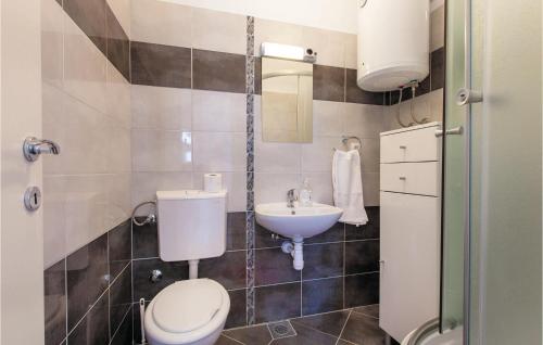 Ванна кімната в 5 Bedroom Gorgeous Home In Poljica
