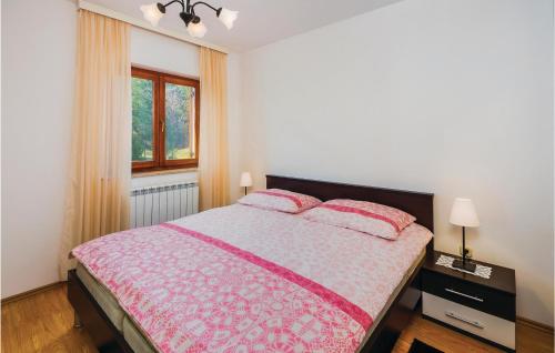 Katil atau katil-katil dalam bilik di Gorgeous Apartment In Labin With Wifi