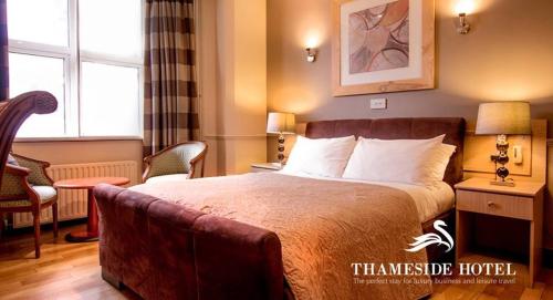 A bed or beds in a room at Thameside Hotel 