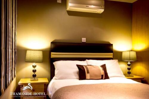 A bed or beds in a room at Thameside Hotel 