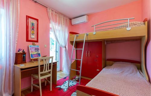 um quarto com um beliche e uma secretária em 4 Bedroom Awesome Home In Kostrena em Kostrena