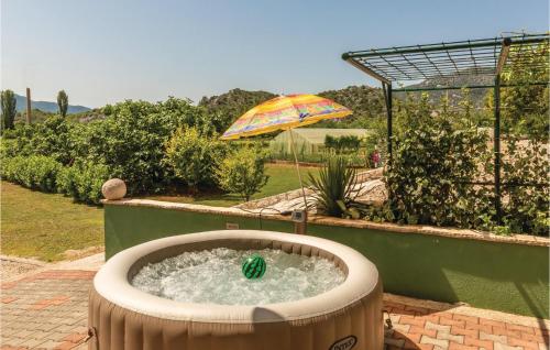 Vonkajšia záhrada v ubytovaní Two-Bedroom Holiday Home In Stasevica