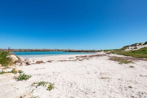 a sandy beach with a body of water at A3 Modern Apt with Free Parking and Private Bathroom in Perth