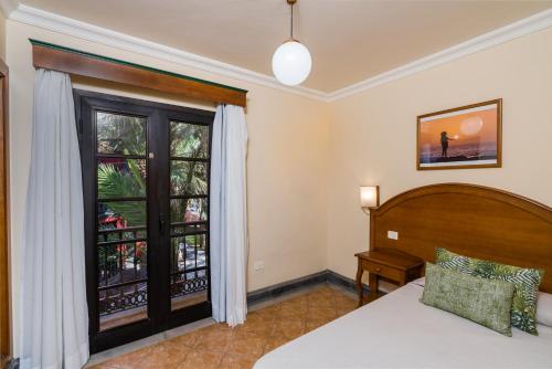 a bedroom with a bed and a window at Apartamentos Punta Marina in Valle Gran Rey