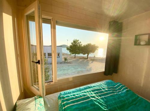 sypialnia z oknem z widokiem na ocean w obiekcie Camp BUQEZ Villa 30 "Beachvilla Stella" SPA, 2BR, Seaview w mieście Drage