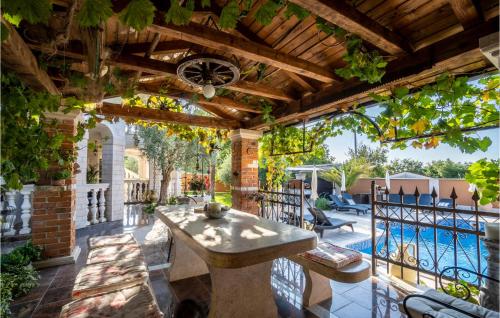 Cozy Apartment In Porec With Wifi