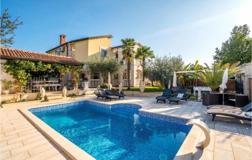 Nice Apartment In Porec With Jacuzzi