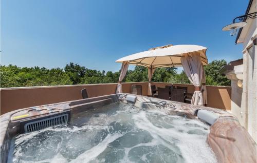 Cozy Apartment In Porec With Wifi