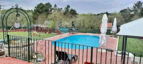 a swimming pool in a yard with a fence at ALOJAMIENTO ENTERO CON PISCINA Y JARDIN. in Ourense