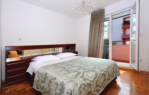 Posteľ alebo postele v izbe v ubytovaní One-Bedroom Apartment Split With Sea View 02