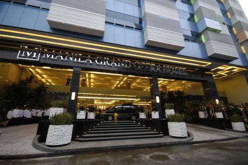 uma loja na frente de um edifício com vasos de plantas na frente em Manila Grand Opera Hotel em Manila