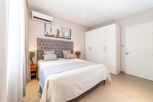 One Bay Residence - Apartment 2 - Apartment in Pereybere tesisinde bir odada yatak veya yataklar