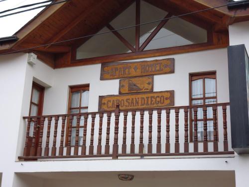 un panneau sur le côté d'un bâtiment avec un balcon dans l'établissement Apart Hotel Cabo San Diego, à Ushuaia