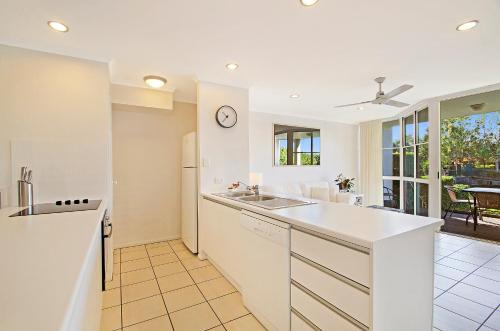 Kuchyň nebo kuchyňský kout v ubytování Portside Noosa Waters