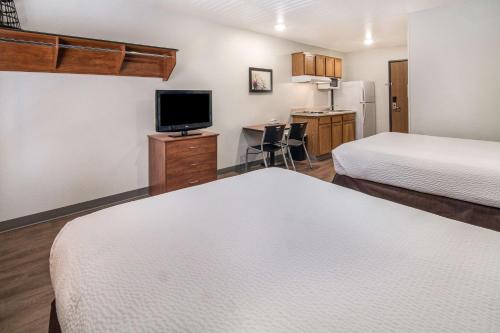 En eller flere senge i et værelse på WoodSpring Suites Denton