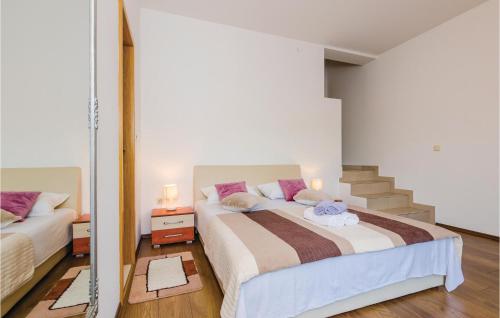 ein Schlafzimmer mit einem Bett und einer Treppe in der Unterkunft Stunning Apartment In Gruda With 1 Bedrooms And Wifi in Molunat