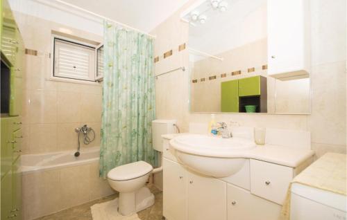 Kupatilo u objektu Nice Apartment In Racisce With 2 Bedrooms And Wifi