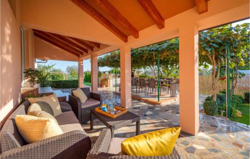 马尔卡纳Amazing Home In Marcana的户外庭院配有沙发和桌子。