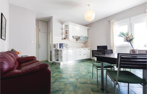 ein Wohnzimmer mit einem Sofa und einem Tisch in der Unterkunft Awesome Apartment In Zadar With Wifi in Arbanasi