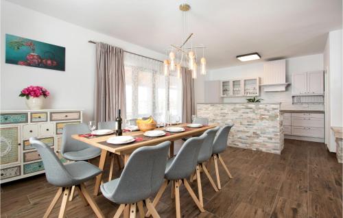 Gallery image of Gorgeous Home In Krmed With Wifi in Krmed