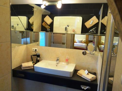 Ванна кімната в Hotel und Restaurant Am Peenetal