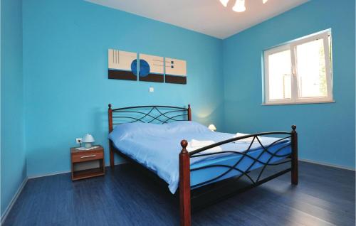 Un pat sau paturi într-o cameră la Gorgeous Home In Kastel Stari With House A Panoramic View