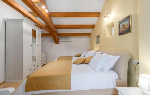 Postel nebo postele na pokoji v ubytování Beautiful Home In Barban-sajini With Jacuzzi