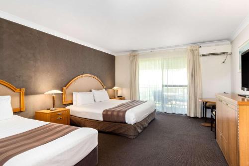 Кровать или кровати в номере Quality Inn Dubbo International