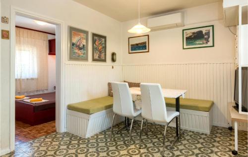 Posezení v ubytování Two-Bedroom Holiday Home In Premantura