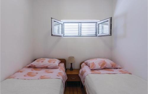 Ліжко або ліжка в номері Awesome Apartment In Klek With Kitchen