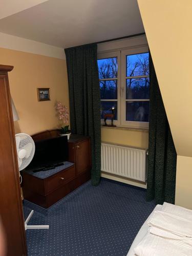 a hotel room with a bed and a window at Hotel am Schloss - Frankfurt an der Oder in Frankfurt/Oder