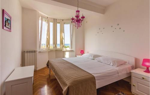 um quarto com uma cama grande e um lustre rosa em 1 Bedroom Stunning Apartment In Pula em Pula