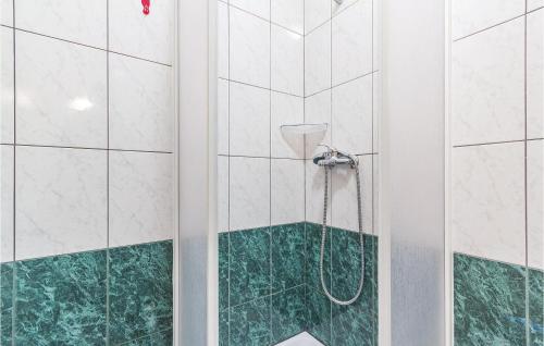 uma casa de banho com um chuveiro e uma porta de vidro em 1 Bedroom Stunning Apartment In Pula em Pula