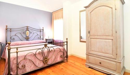 a bedroom with a bed and a dresser in it at Agriturismo Colombera in Quarto dʼAltino
