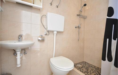 Bathroom sa Nice Apartment In Mimice With Outdoor Swimming Pool