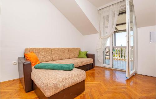 Posedenie v ubytovaní Two-Bedroom Apartment Vodice With Sea View 06