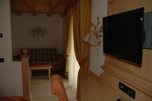 Télévision ou salle de divertissement dans l'établissement Residence Garnì Il Giglio
