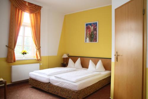 Ένα ή περισσότερα κρεβάτια σε δωμάτιο στο Haus Kehrwieder - Hotel am Kur-Café