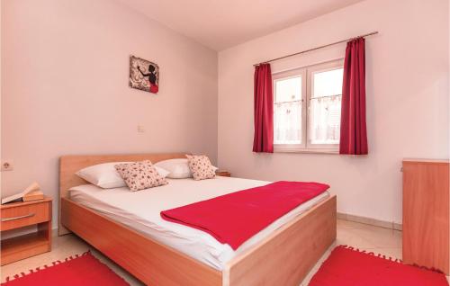 Schlafzimmer mit einem Bett mit roten Vorhängen und einem Fenster in der Unterkunft Gorgeous Apartment In Baska Voda With Kitchen in Baška Voda