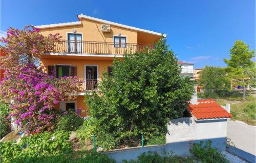 One-Bedroom Apartment In Okrug Donji