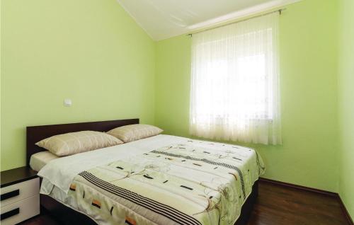 Llit o llits en una habitació de Cozy Apartment In Ribnica-krusevo With Kitchen