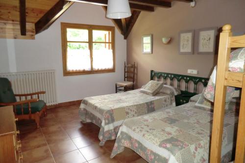 una camera da letto con due letti e una finestra di Pension Malida a Casau