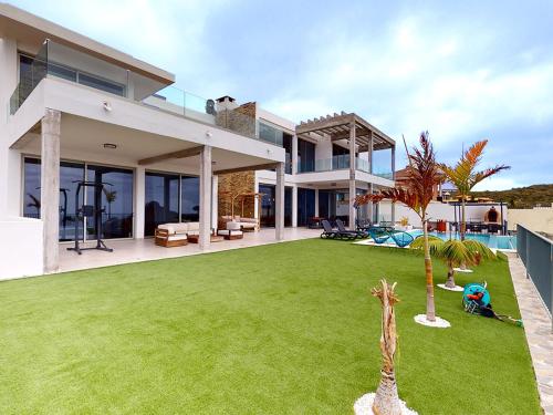 een huis met een grote tuin met een zwembad bij Villa Jazz in Adeje