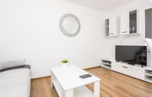 Televiisor ja/või meelelahutuskeskus majutusasutuses 3 Bedroom Awesome Home In Donje Rastane