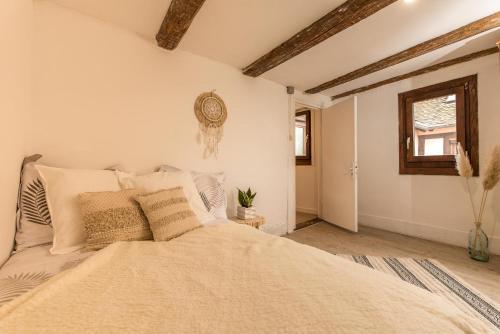 セレスタにあるL'Escale Bohème - Centre historique de Sélestatのベッドと窓のある寝室